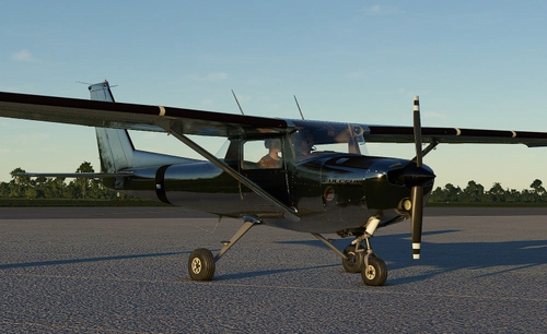 C152 Shiny bare metal livery