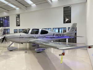 2007 Cirrus SR22 G3 with French registration F-HOCD. thumbnail 1