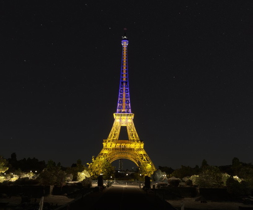 #StandWithUkraine - Cities lighting up in ukrainian colors 