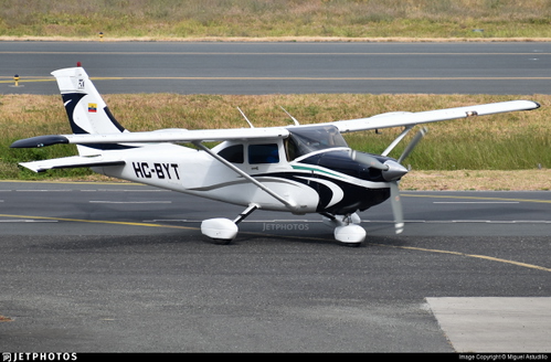 Cessna 182T Carenado HC-BYT GOLDENSHRIMP
