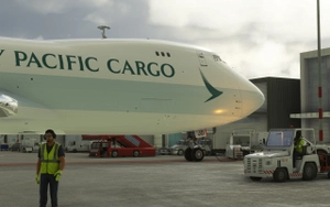 Boeing 747-8F Cathay Pacific Cargo (B-LJD) thumbnail 6
