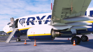 BUZZ (Ryanair) PMDG 737-700 SP-RUM thumbnail 2