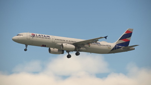 LATAM Airlines Brasil PT-MXD [8K+4K] w/Cabin | Fenix A321 IAE thumbnail 11