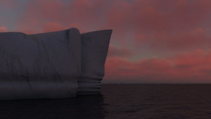 3 Maniitsoq Lighthouses & Plenty of Icebergs thumbnail 6