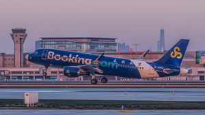 Spring Airlines Special Paint B-6902  V2  SL thumbnail 2