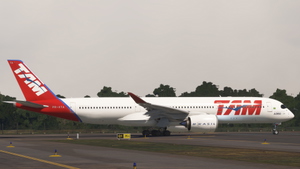 TAM Airlines PR-XTA, Primeiro das Américas | iniBuilds A350-900 | 8K thumbnail 6