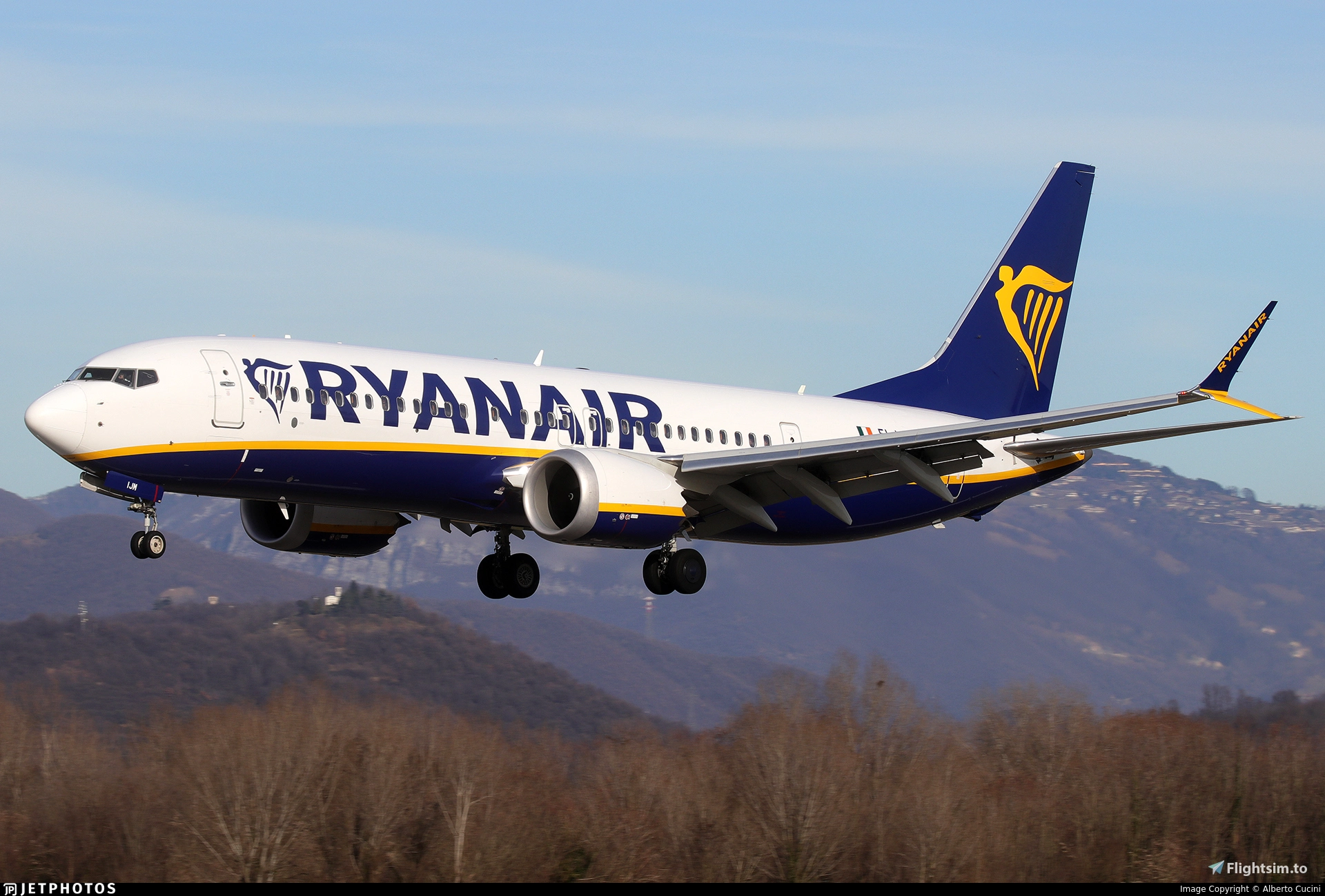 ryanair 737 max 8-200 livery and the reg EI-IJM